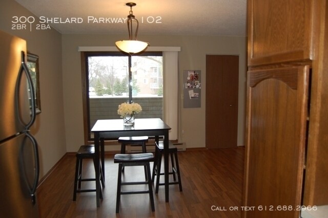 Foto del edificio - 300 Shelard Pkwy