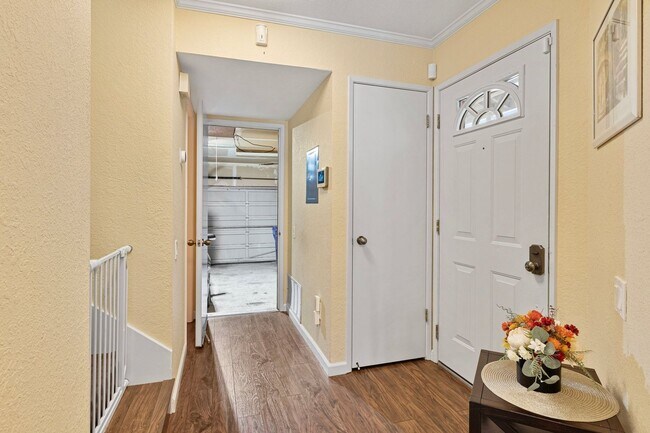 Foto del edificio - 3 Bedroom Townhome in Hercules