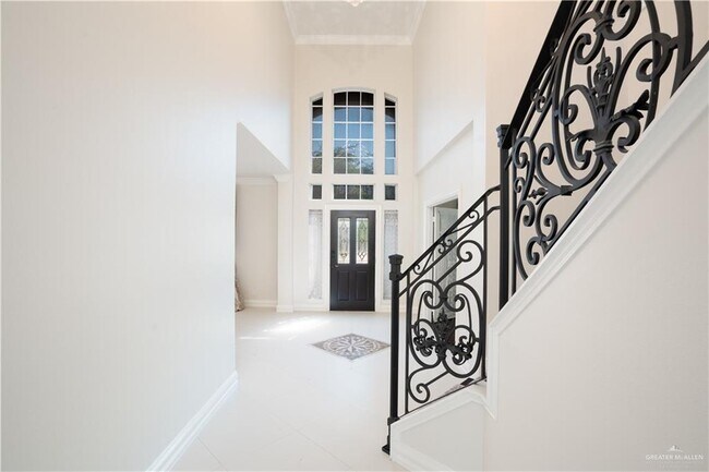 Building Photo - 2405 San Alejandro St