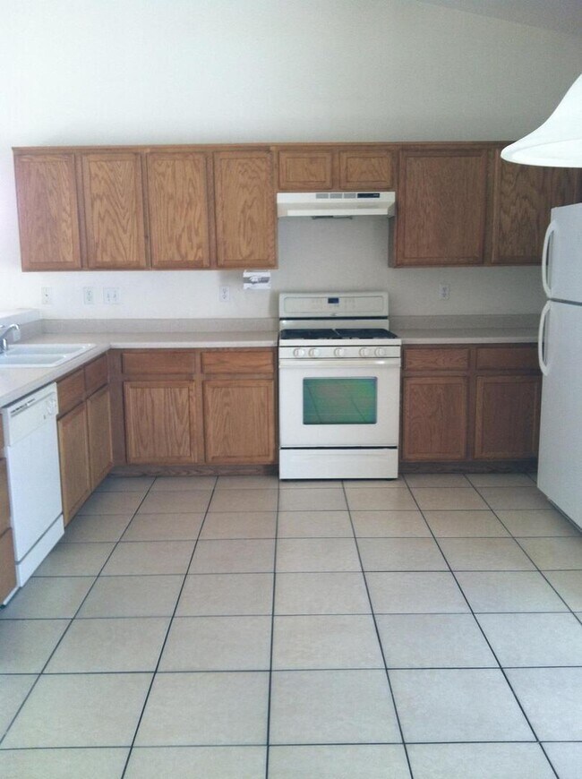 Building Photo - Single Story 4 Bed/2 Bath Single Story Hom...