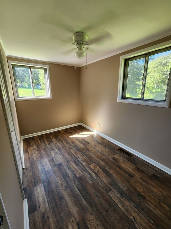 Building Photo - Newly Remodeled!!