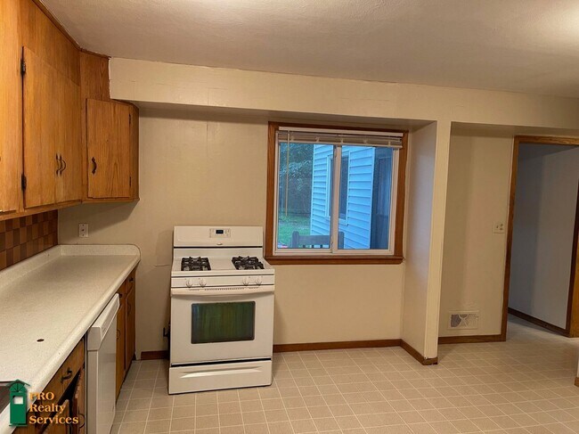 Building Photo - 4 Bedroom Home with Large Yard