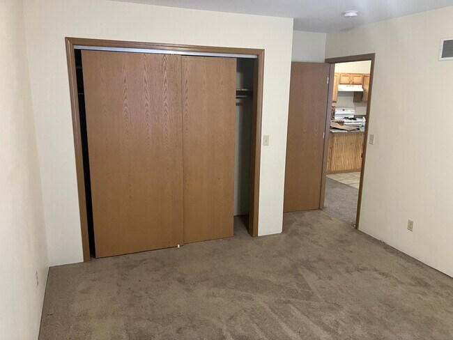 Dormitorio 1 - 407 S Louisiana St