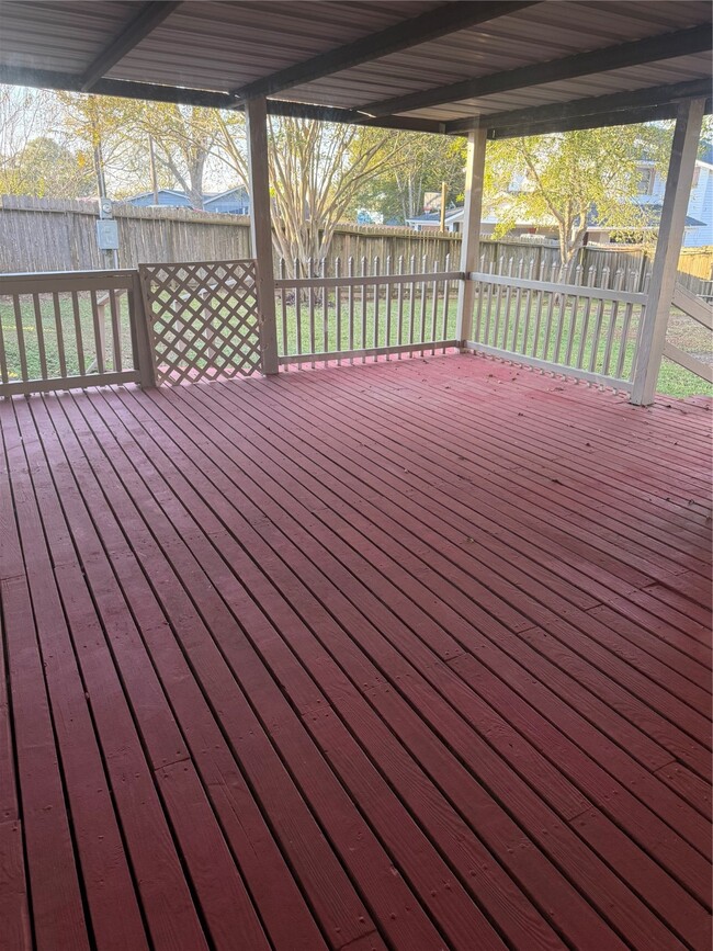 Building Photo - 10 Southwood Shores Dr