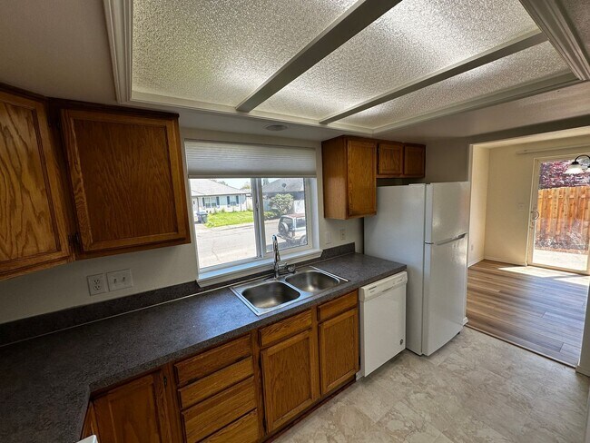 Building Photo - Two Bedroom Two Bath Duplex Newly Renovated