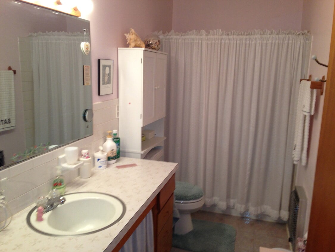 clean large bathroom - 722 3rd St