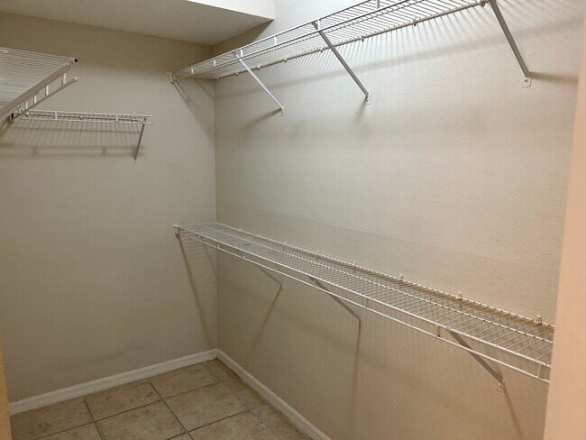 Foto del edificio - 2424 Centergate Dr