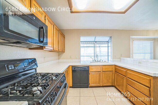 Foto del edificio - Spacious Comfort: Your Ideal Family Home A...