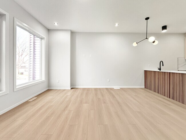 Photo du bâtiment - 9305-9123 123 Ave NW