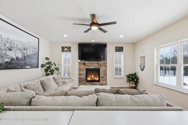 Building Photo - 124 Falcon Ln