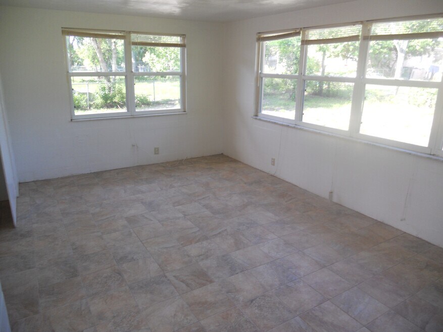 922 Lewis Dr