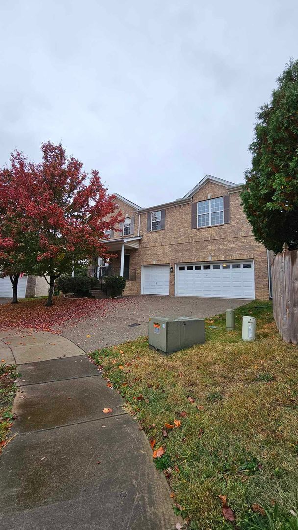 Building Photo - Spacious home with fenced back yard