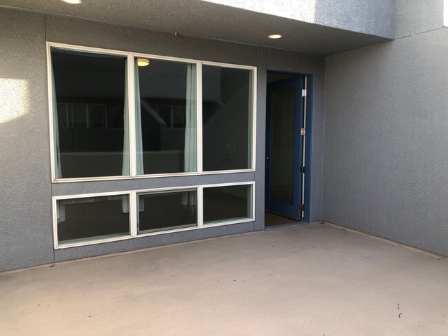 Building Photo - 2 Bedroom / 2 Bathroom Downtown TownHome