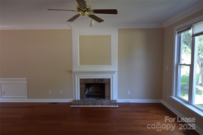 Foto del edificio - 9228 Old Barnette Pl