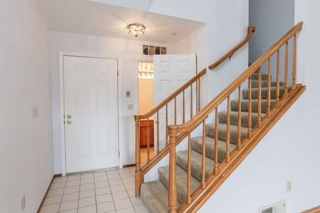Foto del edificio - 2BR/2.5BA Pet-Friendly Townhome with Loft, Pool & 2-Car Garage | Foster City | YouTube Tour