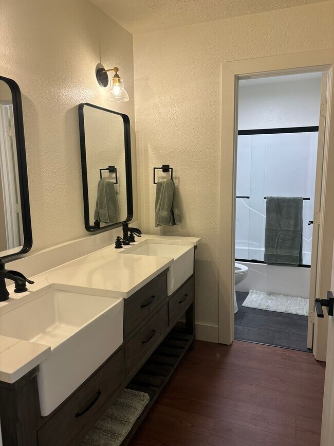 Foto del edificio - 2809 Lagoon Knoll Dr