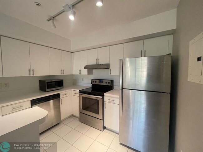 Foto del edificio - 4824 N State Rd 7