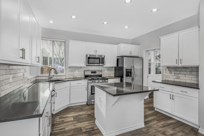 Building Photo - $$ ONE MONTH FREE MOVE IN BY 12/31/25 - Discover Your Dream Home in Sterling Park!