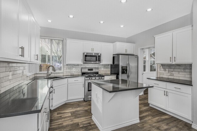 Foto del edificio - Discover Your Dream Home in Sterling Park!