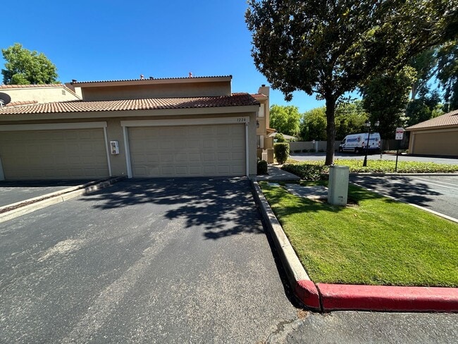 Building Photo - 1228 W Roseburg Ave