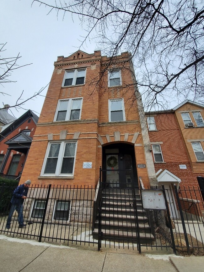 Building Photo - 1254 N Maplewood Ave