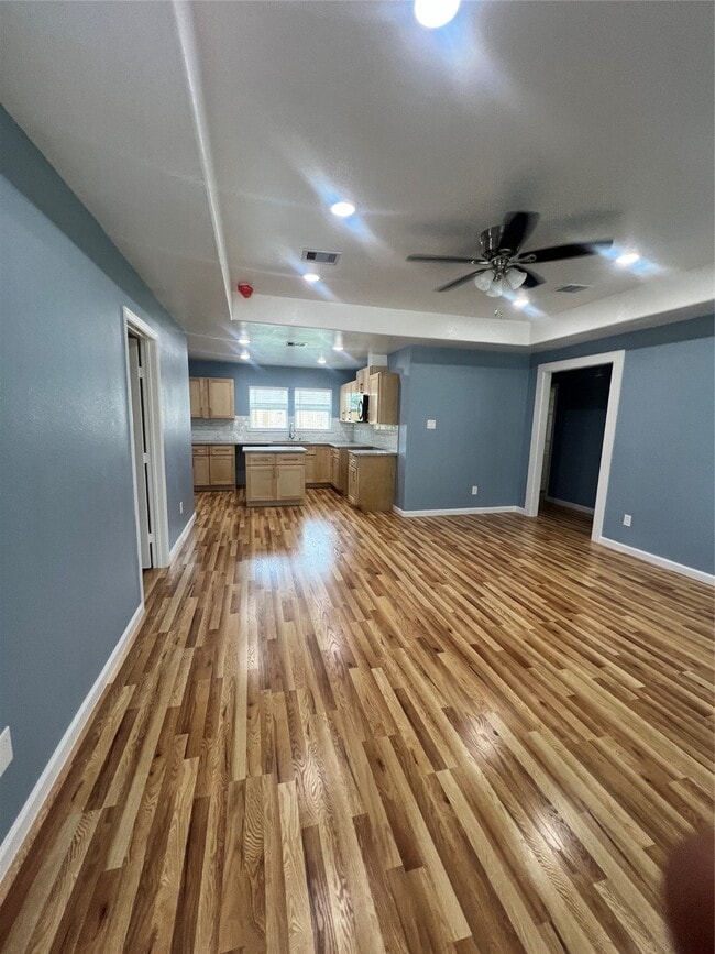 Building Photo - 7613 Lady St