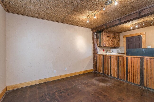 Building Photo - 557 N Limestone