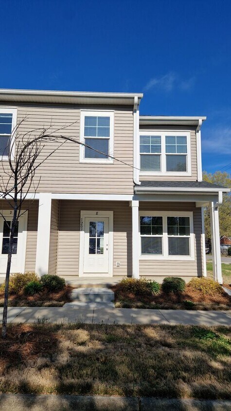 Foto del edificio - Brand New End-Unit Townhome | 3 BR/2.5BA | 1-Car Garage | Near Downtown Mooresville