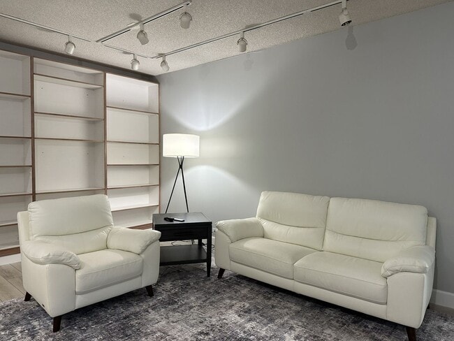 Building Photo - Furnished, Pet Friendly - Honolulu Park Pl...