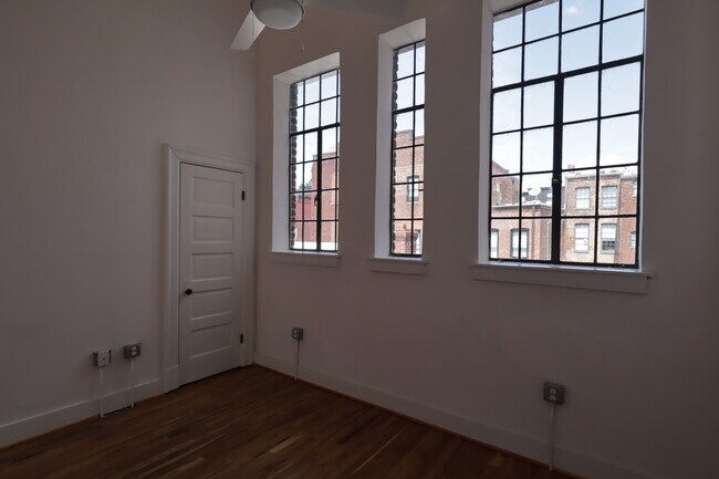 Dormitorio - 210 E Grace St