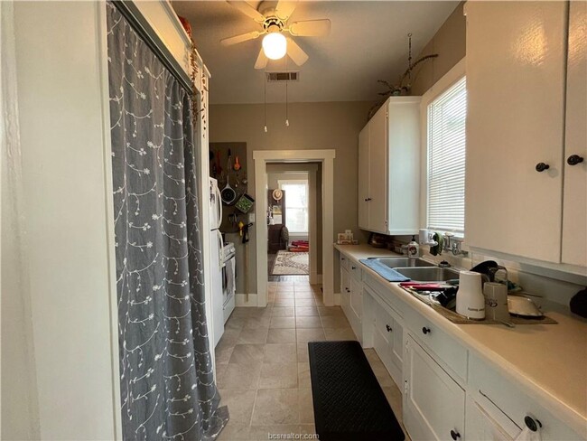 Building Photo - Charming 2 Bed, 1 Bath Duplex for August M...