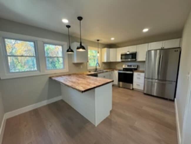 Building Photo - Brick Mid-Century Modern Home in Great Loc...
