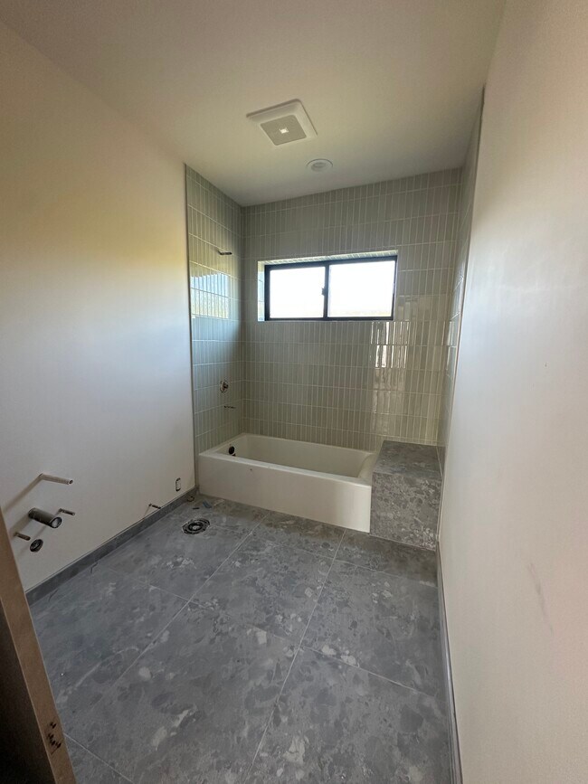 Baño - 9048 Carson St