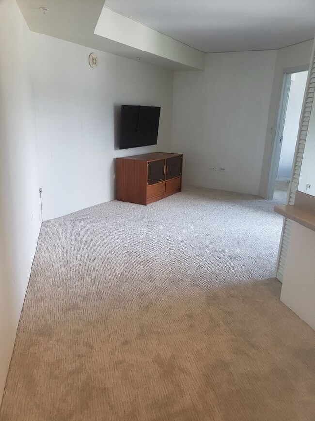 Building Photo - Must see One Kalakaua Unit
