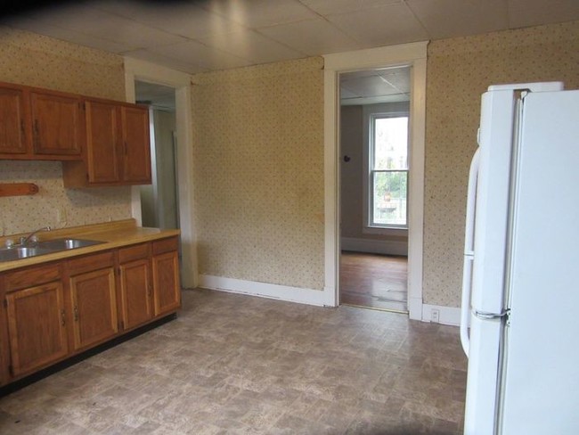 Building Photo - 2 bedroom apartment - Utilities Included