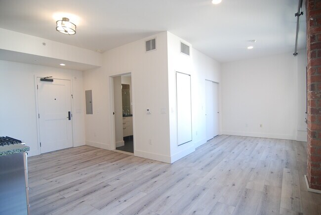 Building Photo - 460 S Spring St