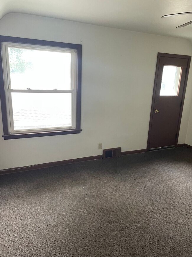 Foto del edificio - Newly Renovated 3-Bedroom Upper Flat Near ...