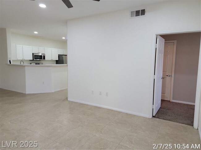 Building Photo - 3 BED 2 BATH LOCATED ON THE SOUTH END OF T...