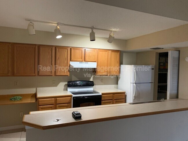 Building Photo - 9905 Westwood Dr