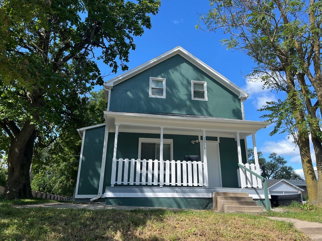 Primary Photo - 3 Bed 1.5 Bath- 2 Car Garage