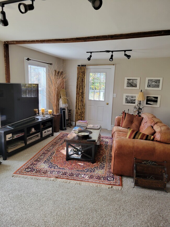 Sala de estar con muebles - 106 Granite St