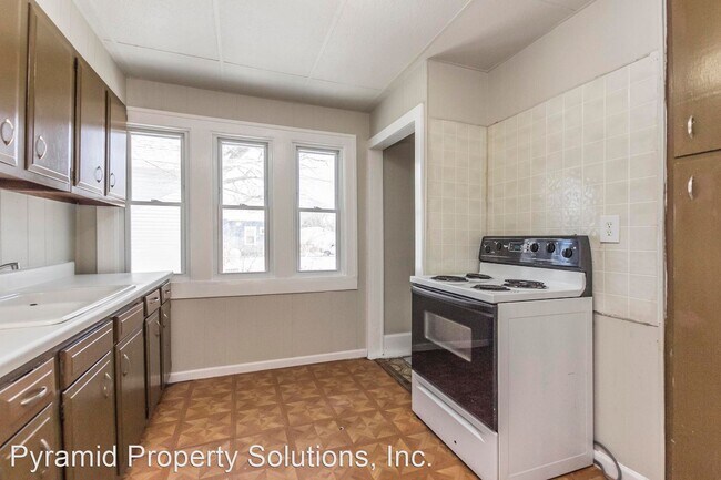 Building Photo - 3 br, 1 bath House - 2337 E Grand Ave