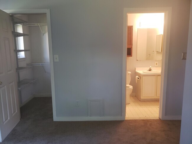 Building Photo - 6204 Highland Ct