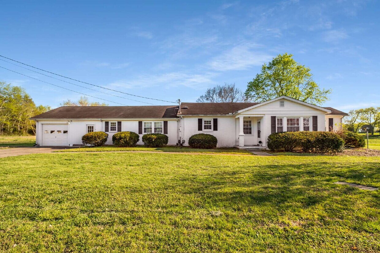"Charming 3-Bedroom Haven with Spacious 2200 Sq Ft Layout in Lascassas, TN!" - "Charming 3-Bedroom Haven with Spacious 2200 Sq Ft Layout in Lascassas, TN!"