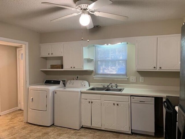 Foto del edificio - 1200A Falls Church Rd., Raleigh - Bev Roberts Rentals & Property Management