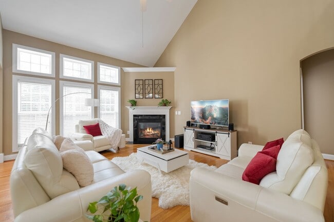 Building Photo - Beautiful Home with Fenced Yard & Prime Lo...