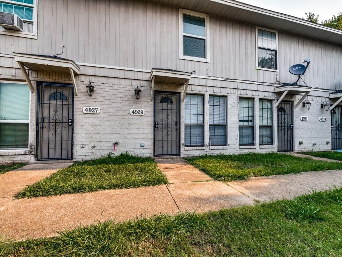 Primary Photo - Coming Soon! Cozy 2/1.5 Townhome in Fort W...