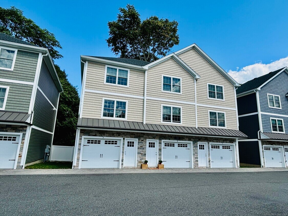 Primary Photo - 326 Meadowside Rd