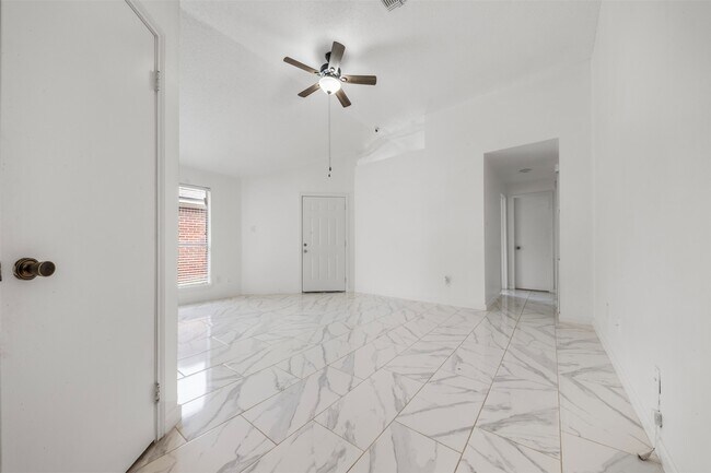 Foto del edificio - 6606 Laurel Glen Dr
