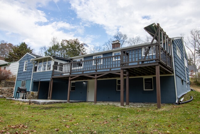 Building Photo - 149 Lakeside Blvd E